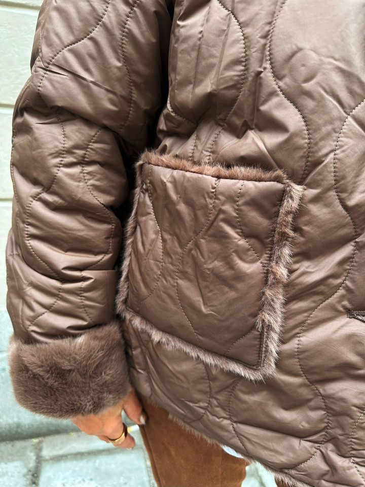 Vändbar teddy/quilt-jacka brun från...