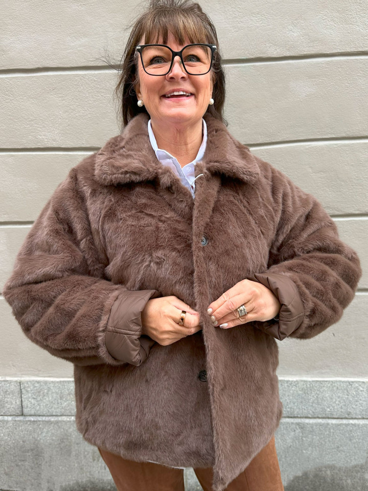 Vändbar teddy/quilt-jacka brun från...