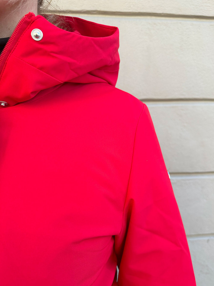 Jacka med huva och dragsko i midjan...