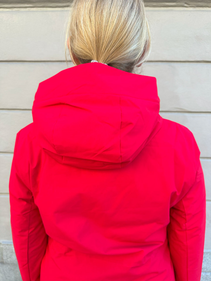 Jacka med huva och dragsko i midjan...