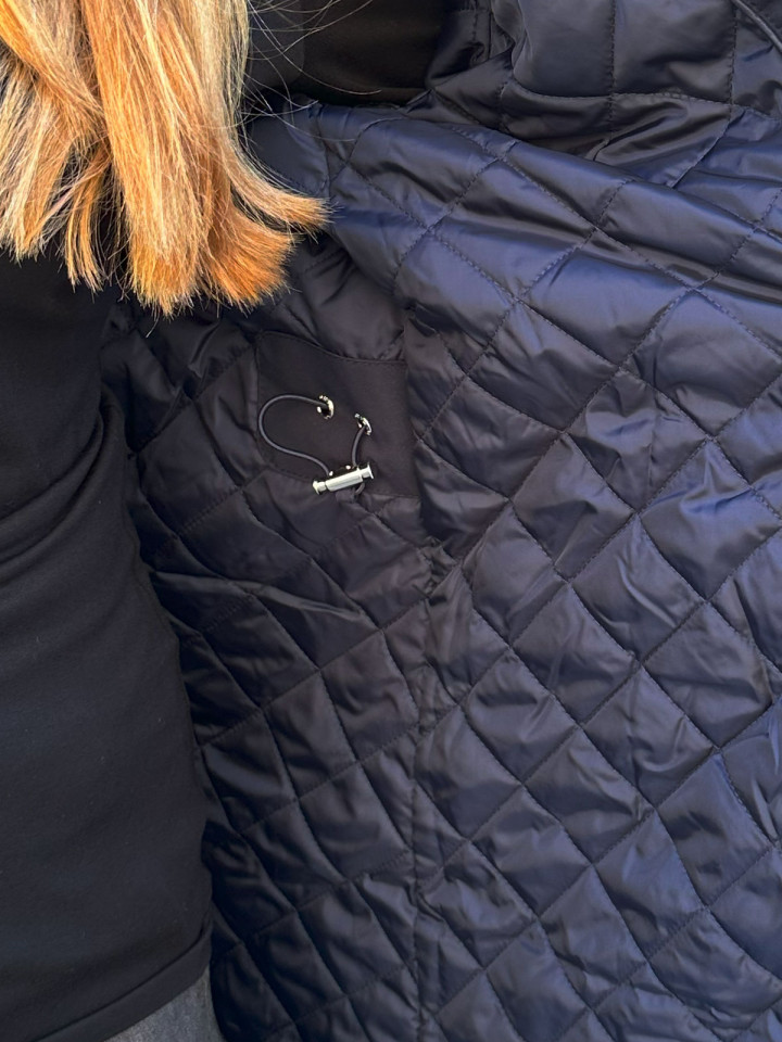 Längre jacka med huva och dragsko i...