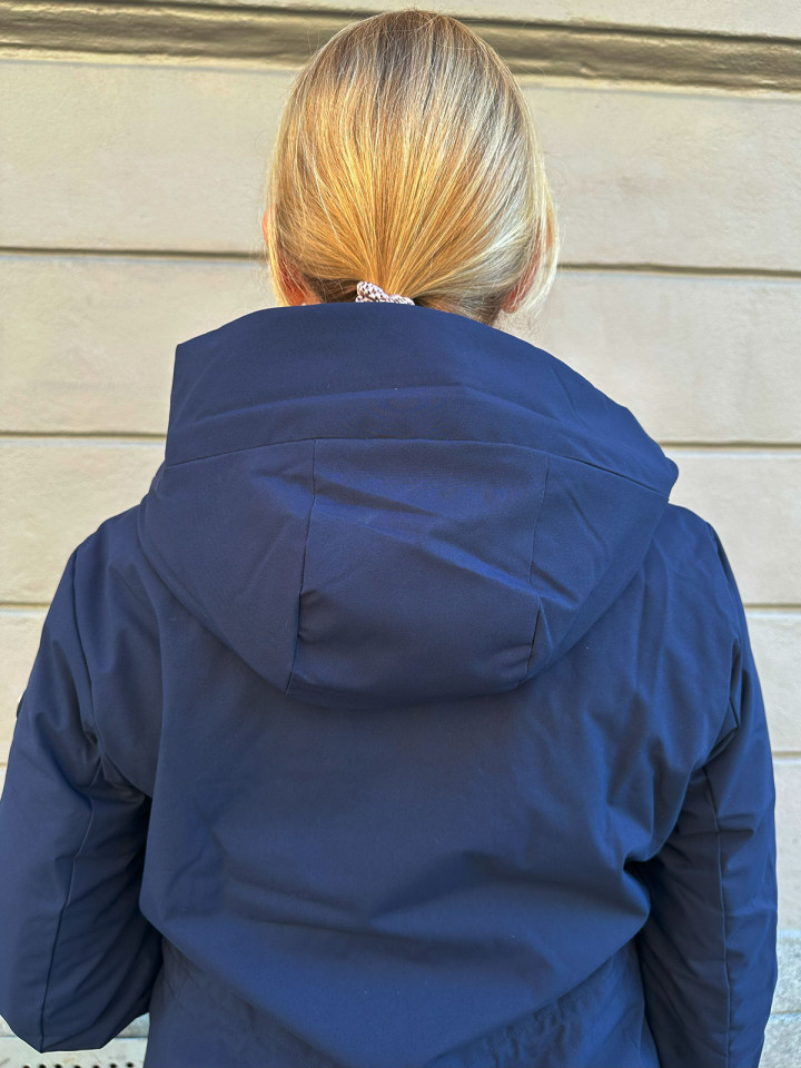 Längre jacka med huva och dragsko i midjan från Luhta