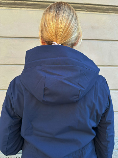 Längre jacka med huva och dragsko i midjan från Luhta