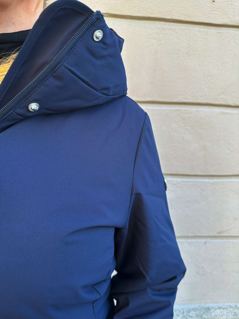 Längre jacka med huva och dragsko i midjan från Luhta