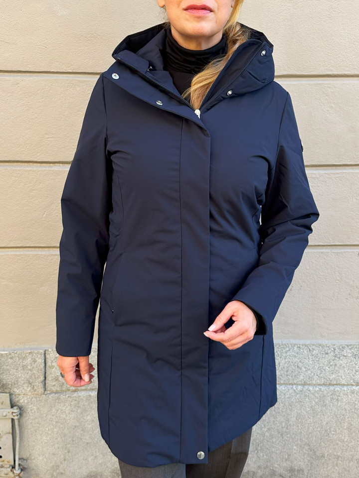 Längre jacka med huva och dragsko i midjan från Luhta