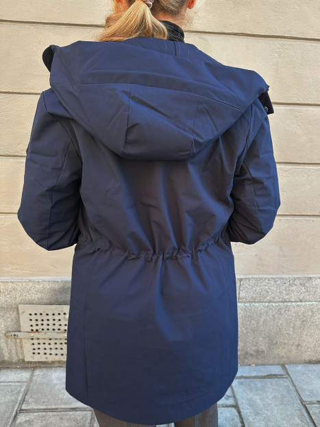 Längre jacka med huva och dragsko i midjan från Luhta