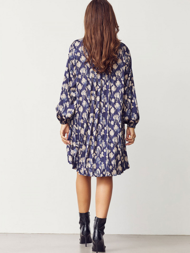 Satinklänning Bitten pleat marin från...