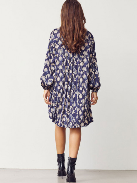 Satinklänning Bitten pleat marin från Isay