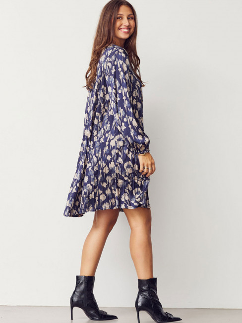 Satinklänning Bitten pleat marin från Isay 2