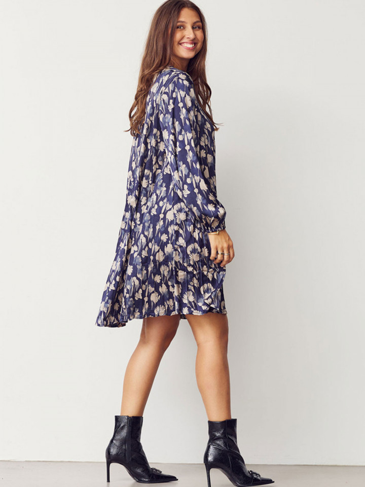 Satinklänning Bitten pleat marin från...