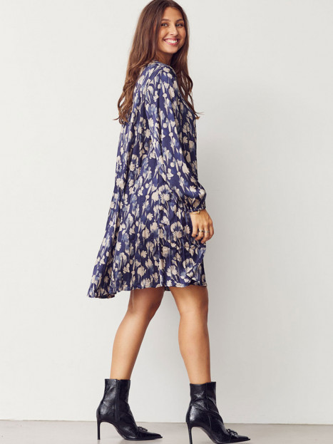 Satinklänning Bitten pleat marin från Isay