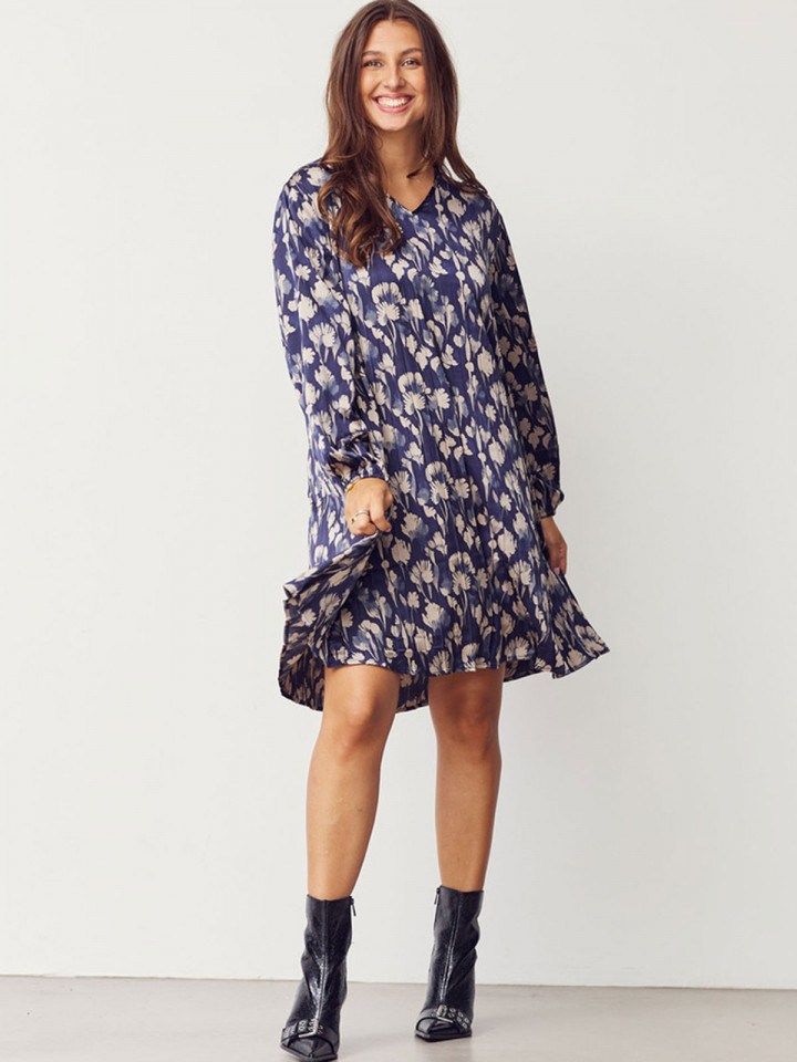 Satinklänning Bitten pleat marin från Isay