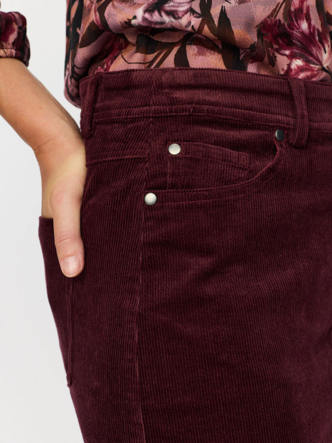 Manchesterkjol i jeanskjolsmodell vinröd från 2-BIZ