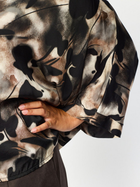 Satinblus Thoral svart från 2-BIZ