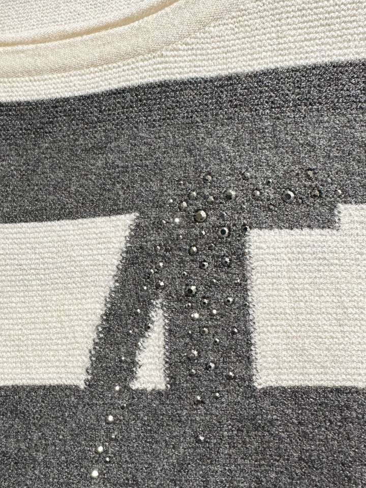 Finstickad tröja creme/grå med strass...
