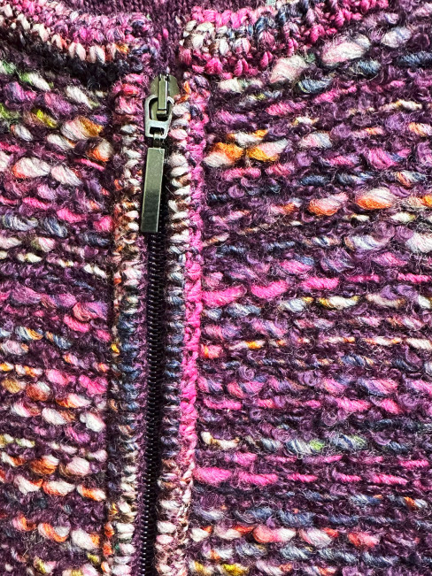 Kraftigt stickad jacka vinröd melerad från Rabe 2