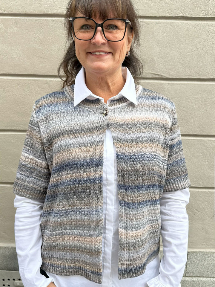 Randig mönsterstickad kofta grå med strassknapp från Skovhuus