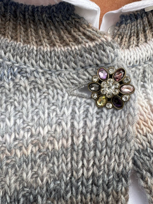 Randig mönsterstickad kofta grå med strassknapp från Skovhuus 2