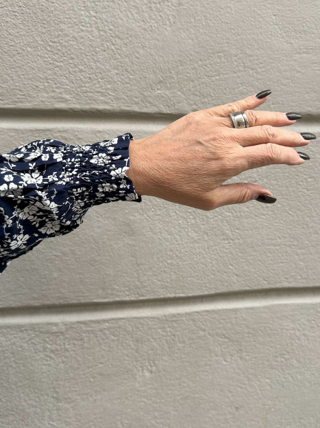 Småblommig blus marin från Claire