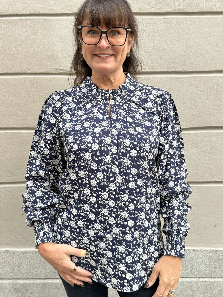 Småblommig blus marin från Claire
