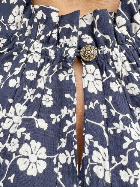 Småblommig blus marin från Claire