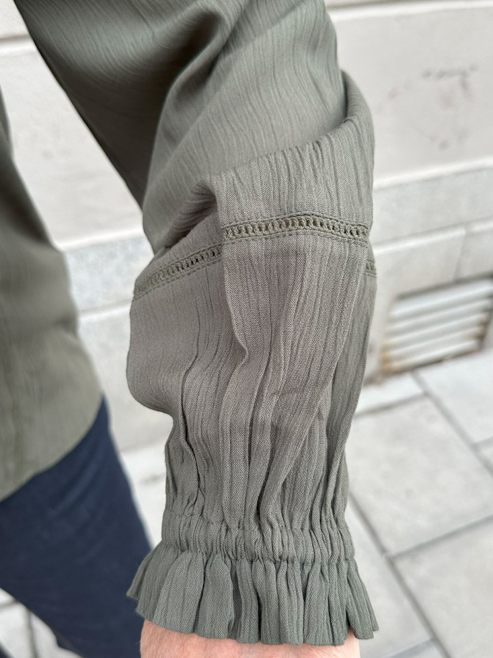 Krinklad viskosblus med broderi grön...