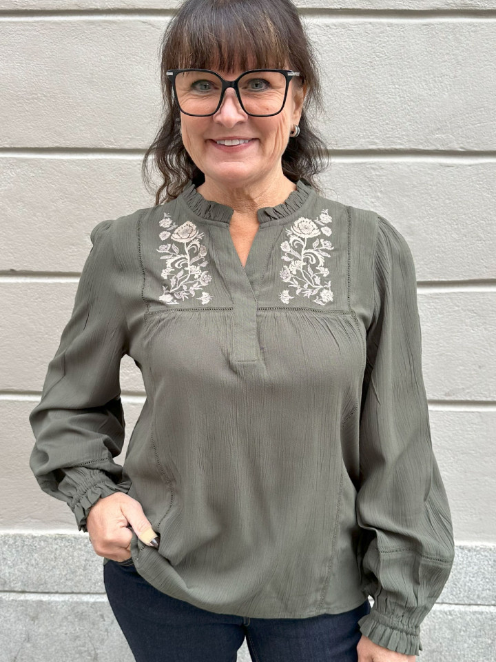 Krinklad viskosblus med broderi grön från Claire