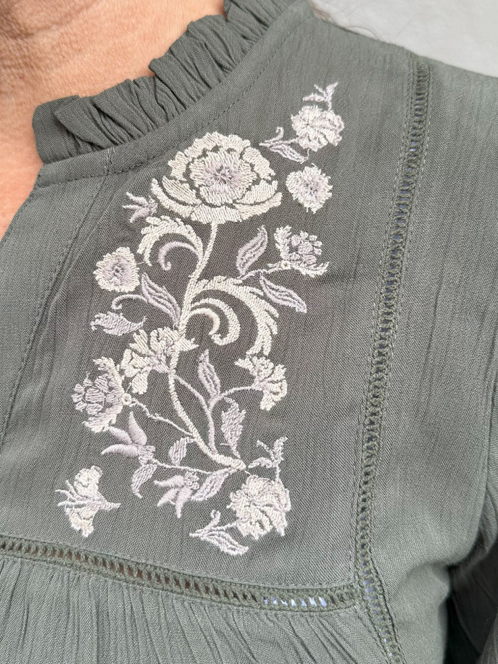 Krinklad viskosblus med broderi grön...