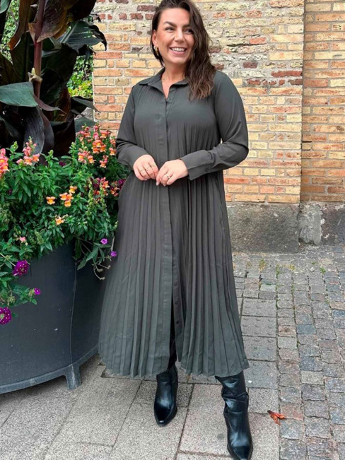 Klänning Frida armygrön från Isay