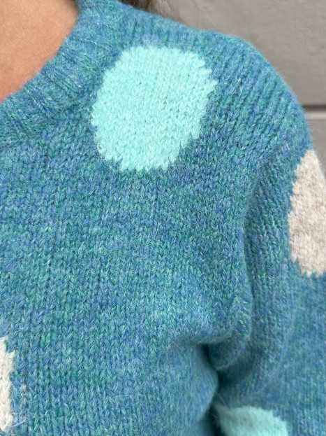 Stickad tröja Aqua med prick från FreeQuent