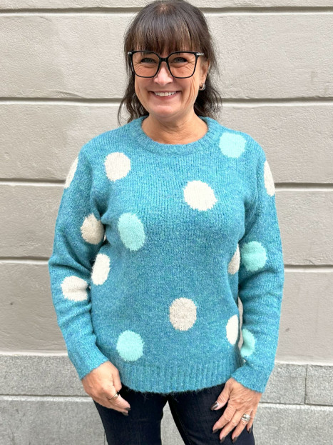 Stickad tröja Aqua med prick från FreeQuent