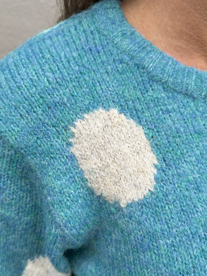 Stickad tröja Aqua med prick från...