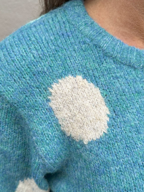 Stickad tröja Aqua med prick från FreeQuent