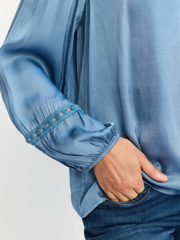 Satinblus Camilla blå från 2-BIZ