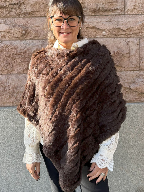 Poncho i fuskpäls espresso