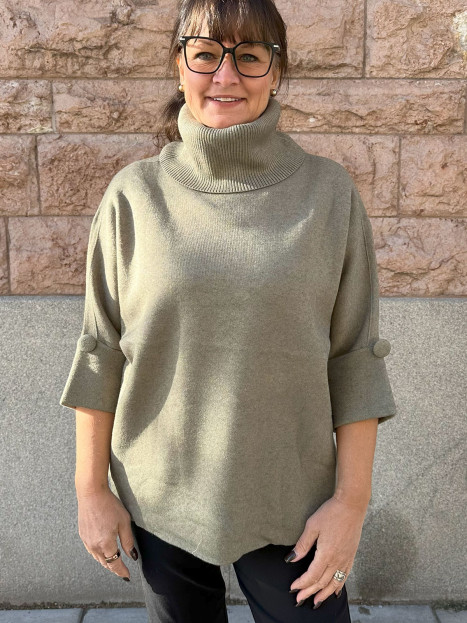 Polotröja kakigrön med dekorativ knapp