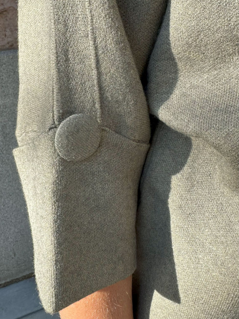 Polotröja kakigrön med dekorativ knapp 2