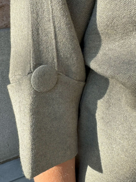 Polotröja kakigrön med dekorativ knapp