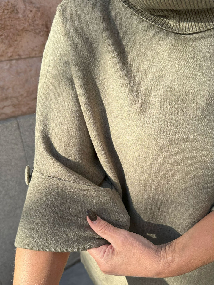 Polotröja kakigrön med dekorativ knapp