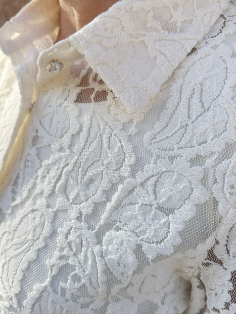 Spetsblus creme med pärlknappar