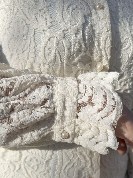 Spetsblus creme med pärlknappar