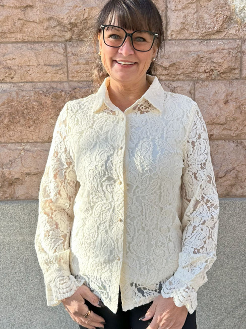 Spetsblus creme med pärlknappar