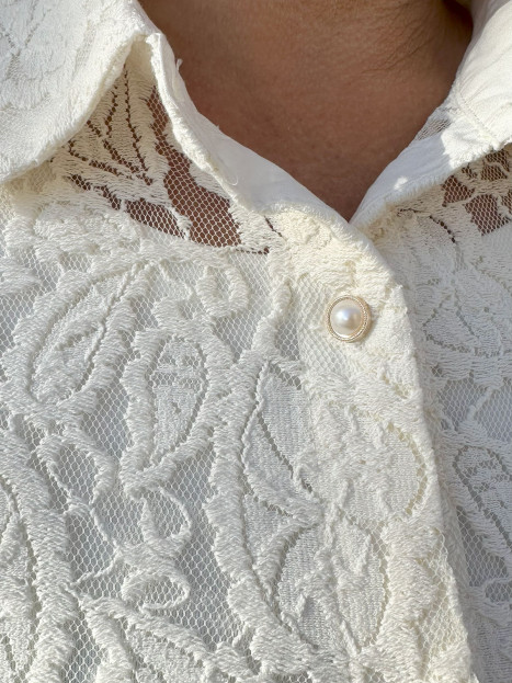 Spetsblus creme med pärlknappar