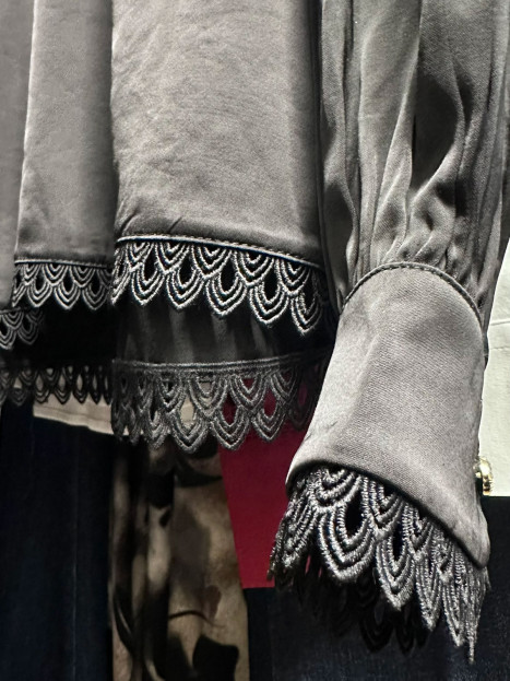 Satinblus svart med strassknappar från Claire