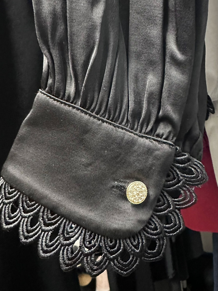 Satinblus svart med strassknappar...