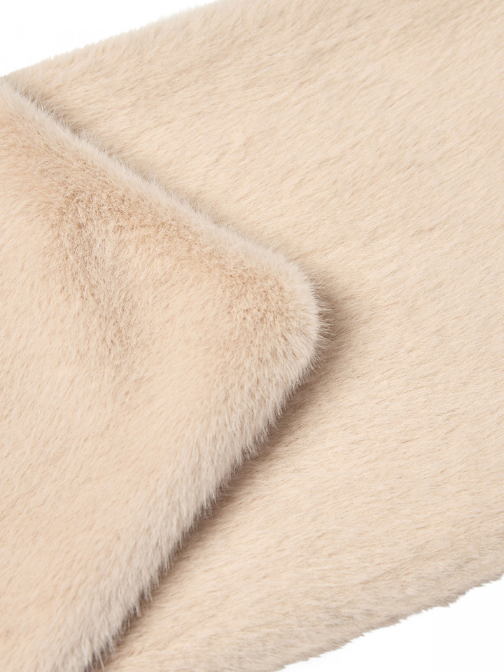 Halsduk i fuskpäls Vendla creme från...