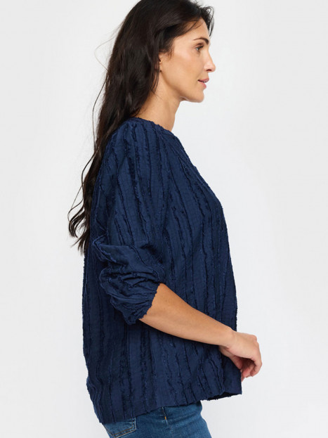 Strukturvävd blus Prim marinblå från 2-BIZ