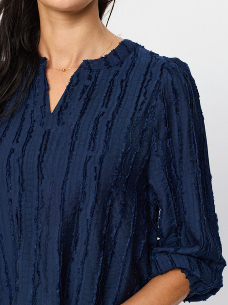 Strukturvävd blus Prim marinblå från 2-BIZ