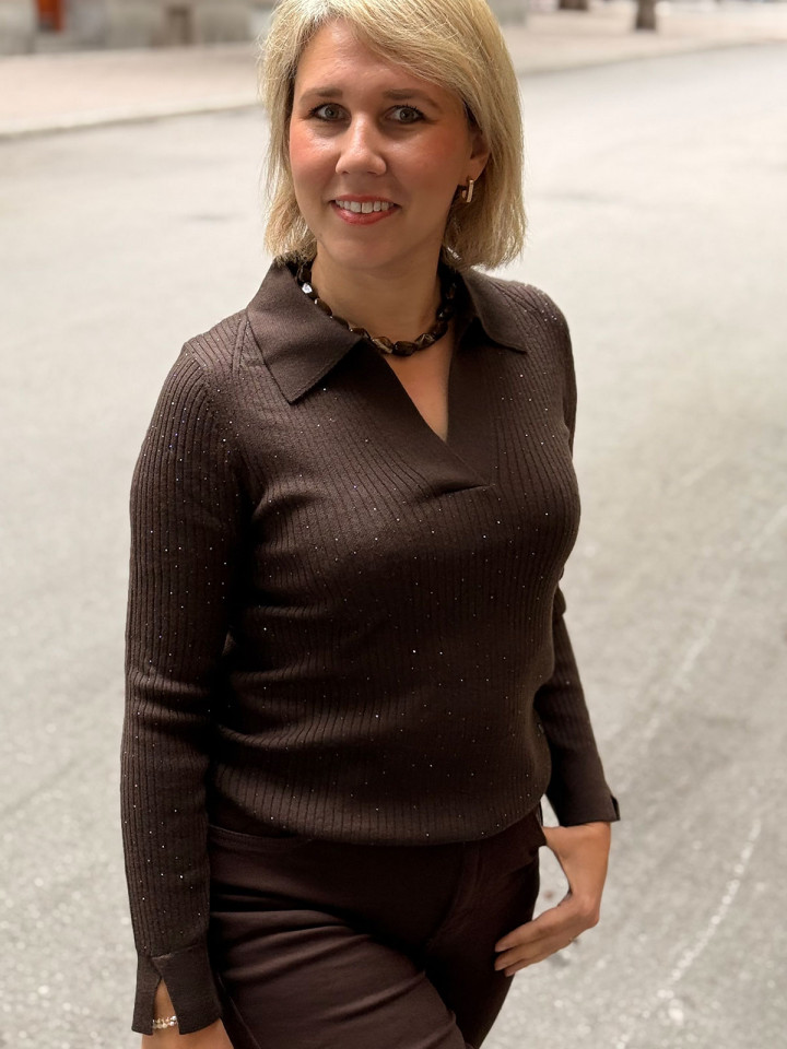 Finstickad tröja med krage och strass Ronika brun från Mos Mosh