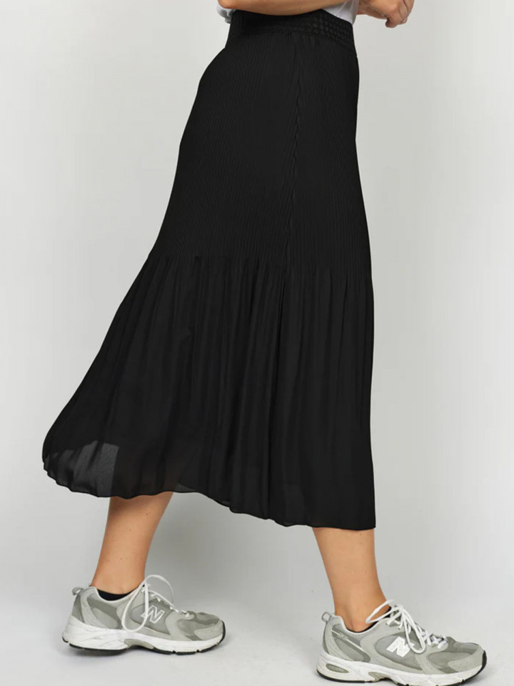 Kjol Rise plisserad svart från 2-biz